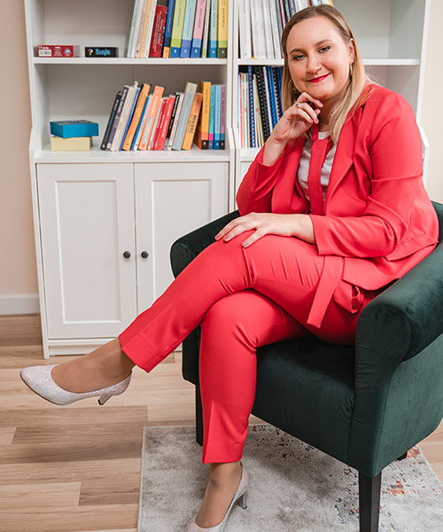 Projekt wnętrz obejmuje duży przedpokój, salon z aneksem kuchennym i jadalnią oraz sypialnię.