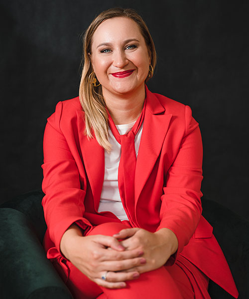 Projekt wnętrz obejmuje duży przedpokój, salon z aneksem kuchennym i jadalnią oraz sypialnię.